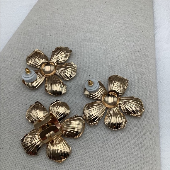 Large Petals Gold Floral Ring and Pierced earrings with Gemstones - Picture 3 of 3